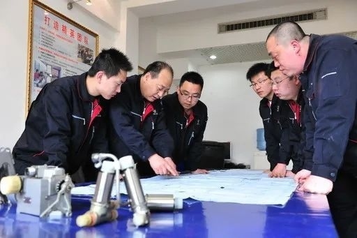 △李志強（左二）與班組成員在研究工作。