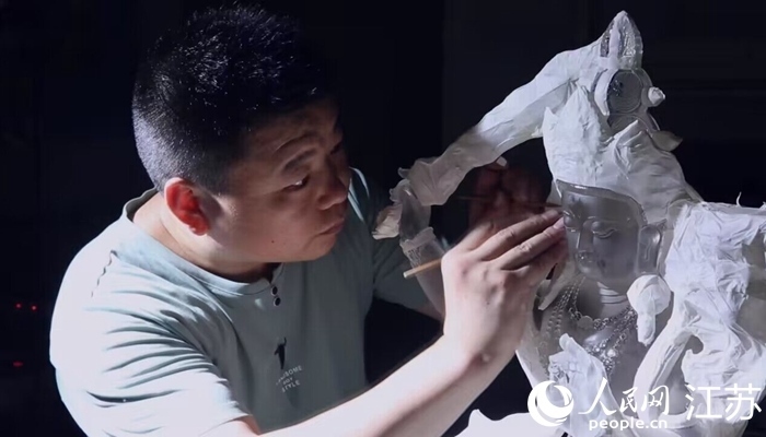 正在精雕細琢的東海水晶。 人民網(wǎng) 范堯攝