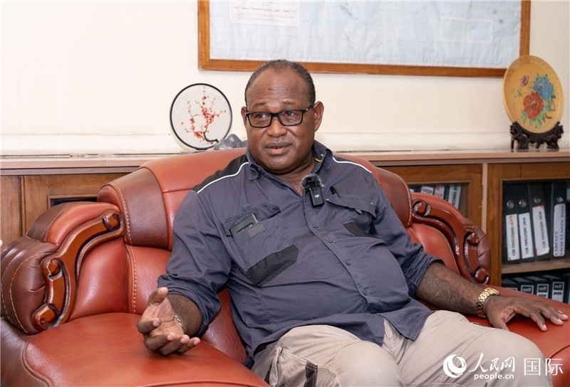 2023年9月13日，所羅門群島副總理兼基礎(chǔ)設(shè)施和發(fā)展部長梅納西·梅蘭加在首都霍尼亞拉接受人民網(wǎng)記者專訪。人民網(wǎng) 賀吉攝