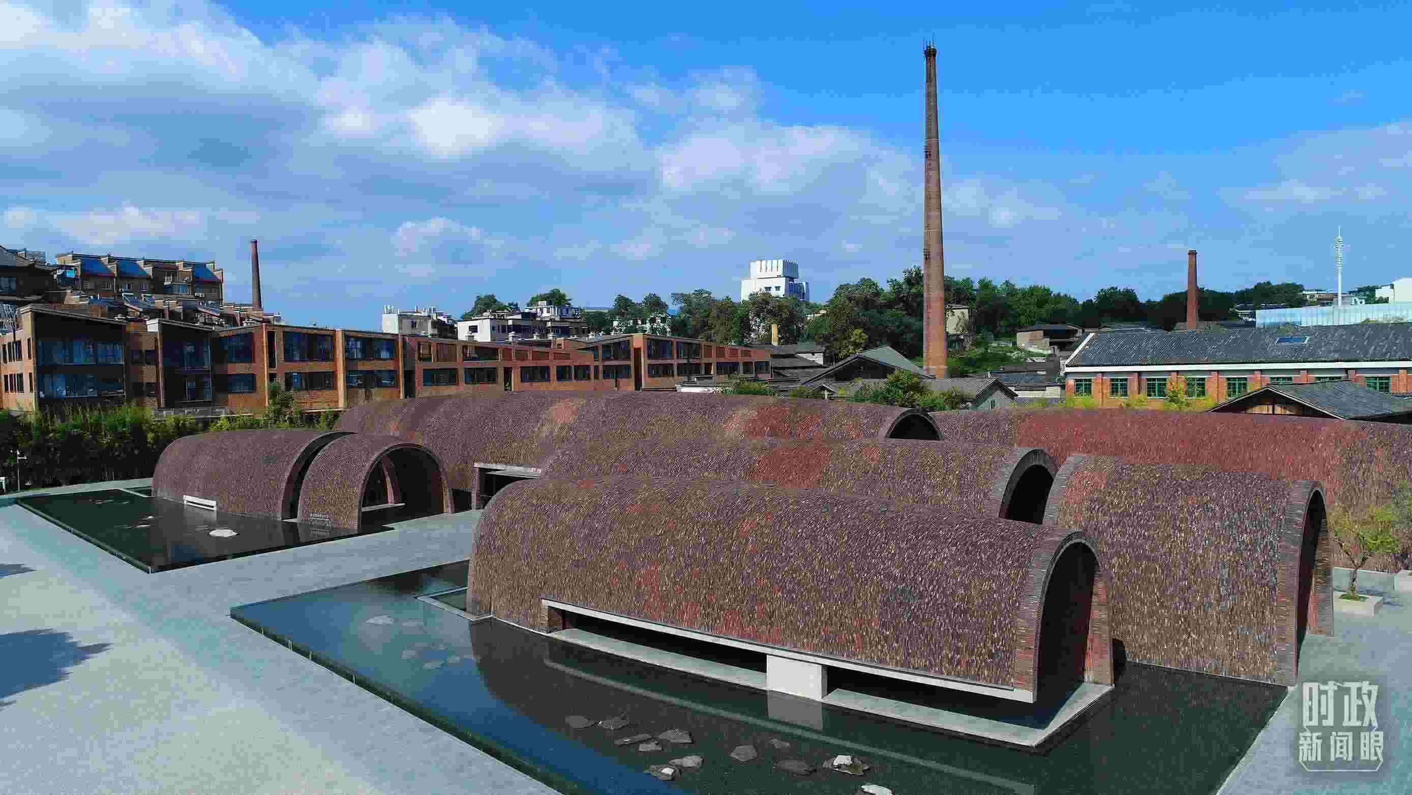 △街區(qū)內(nèi)的博物館，借鑒了景德鎮(zhèn)清代獨創(chuàng)的蛋形柴窯構(gòu)造特點。（總臺央視記者范凱拍攝）