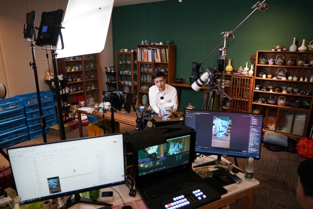 ↑在景德鎮(zhèn)，工作人員通過網(wǎng)絡(luò)直播推介陶瓷產(chǎn)品（2023年2月22日攝）。