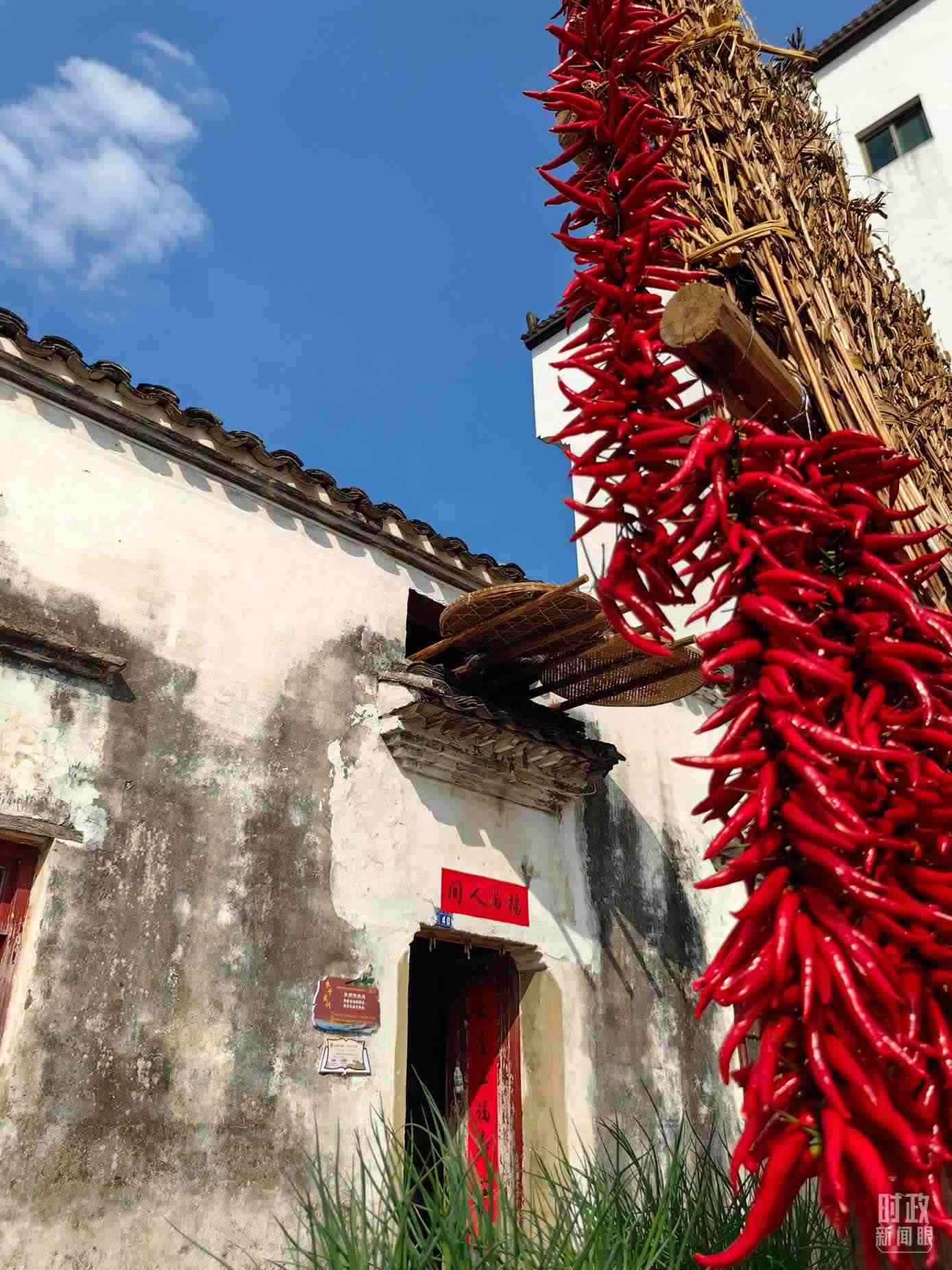 △石門村農(nóng)家晾曬的辣椒。（總臺央視記者段德文拍攝）