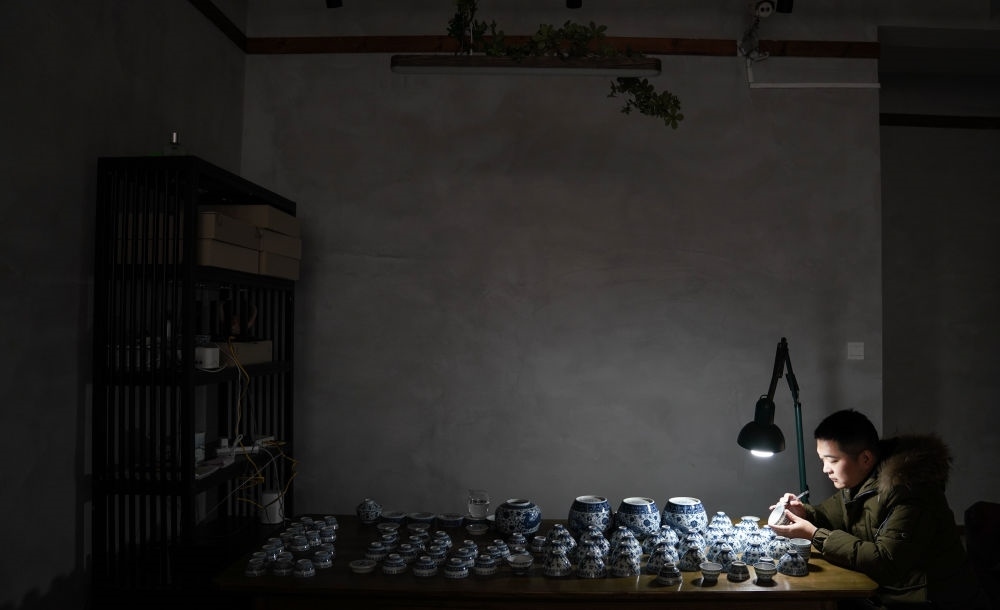 ↑ 2020年12月23日，手工陶瓷制作者在工作室檢測成品。