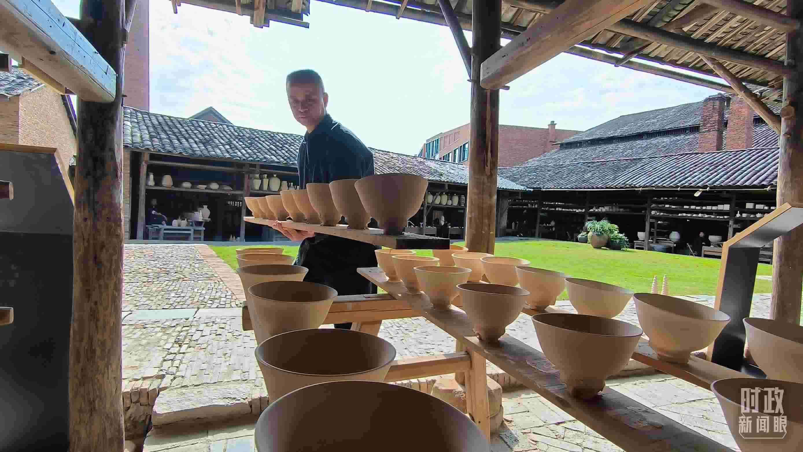 △匠人正在晾曬陶瓷制品。（總臺央視記者范凱拍攝）