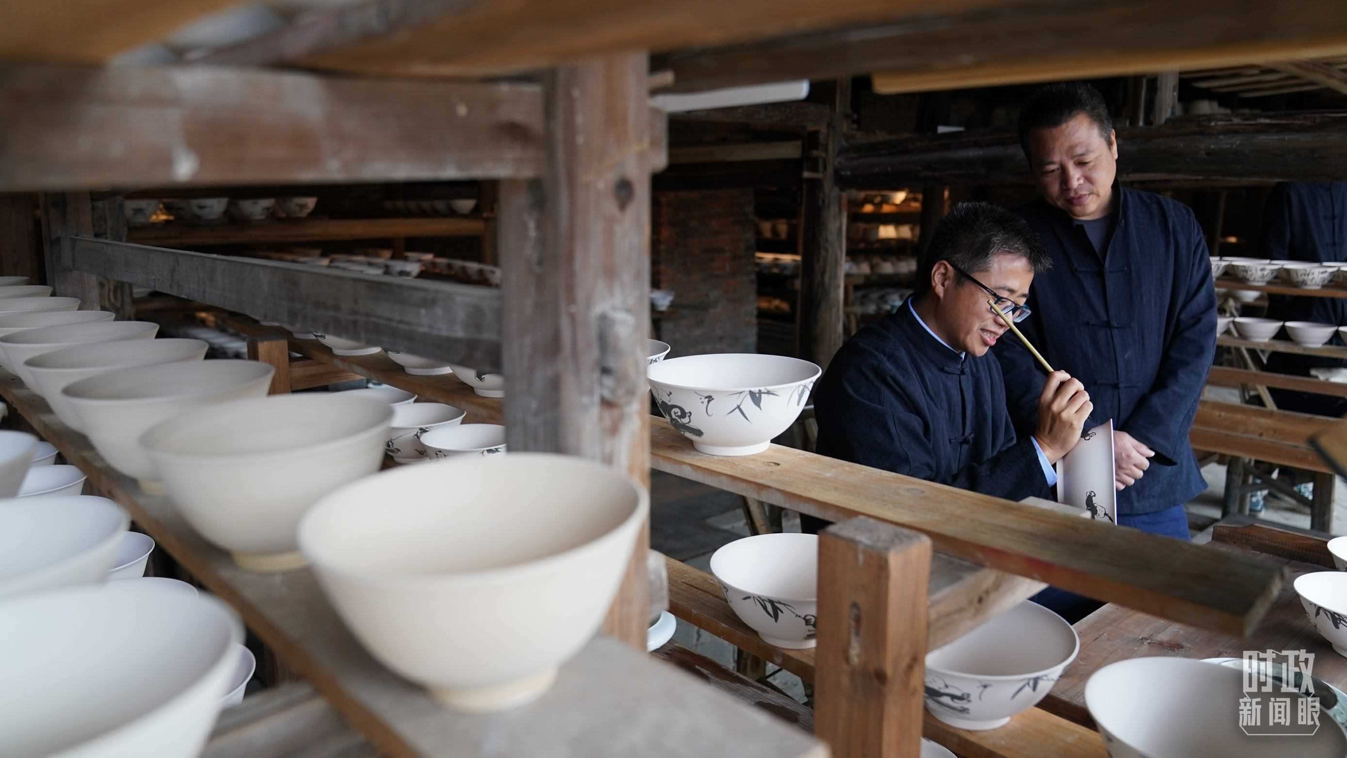 △非遺傳承人正在繪制瓷器。（總臺國廣記者李晉拍攝）