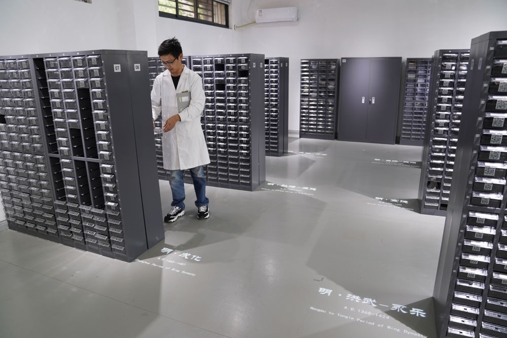 ↑工作人員在古陶瓷基因庫里工作（2023年5月16日攝）。