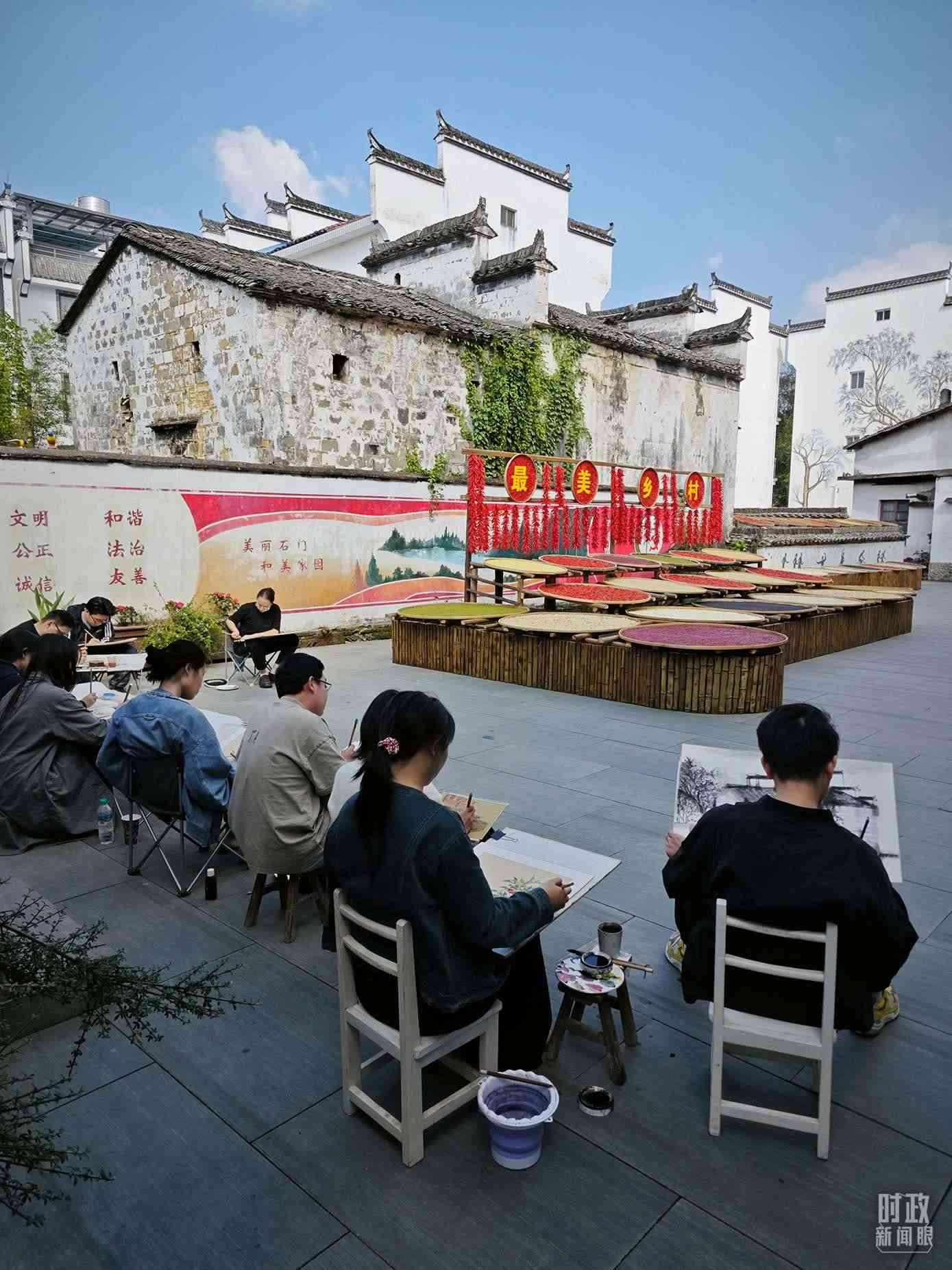 △來自中國美術(shù)學院的同學在石門村寫生。（總臺央視記者郁振一拍攝）