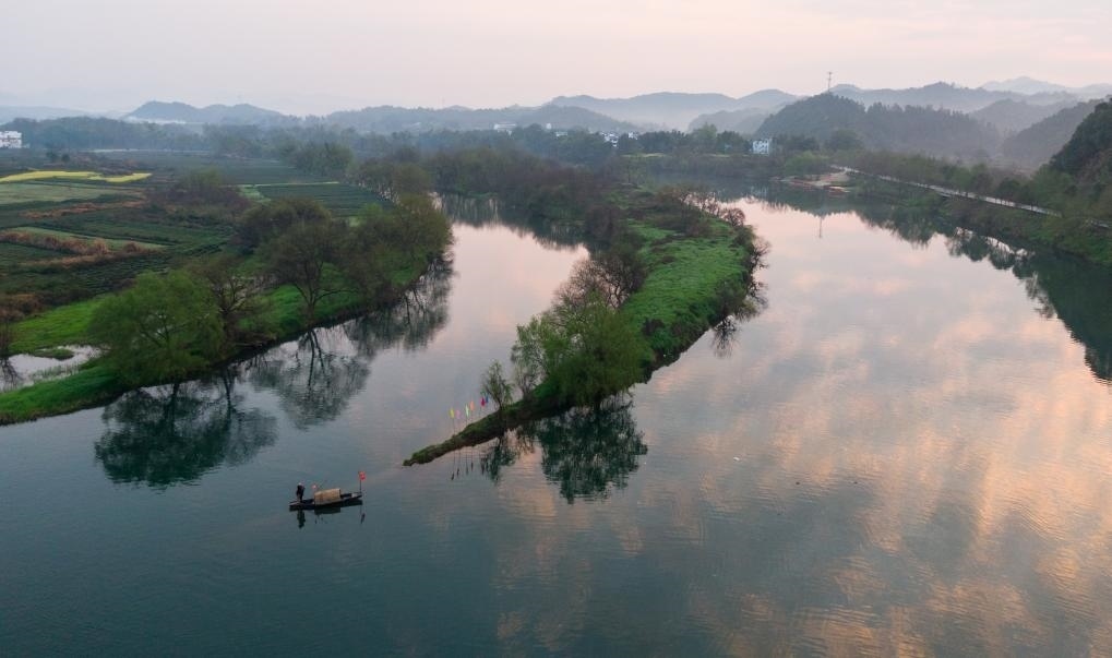 2021年3月15日拍攝的婺源月亮灣旅游公園，石門(mén)自然村坐落于此。新華社記者 胡晨歡 攝
