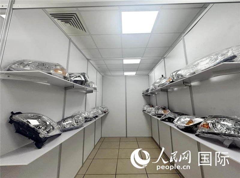 在位于莫斯科格林伍德國(guó)際貿(mào)易中心的浙江寧波優(yōu)質(zhì)商品展銷中心內(nèi)，展示著來自浙江寧波慈溪市的汽車配件樣品。人民網(wǎng)記者 申佳平攝