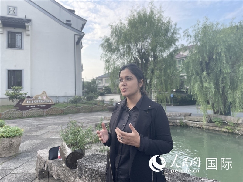 孟加拉國(guó)Channel 24電視頻道主持人伊斯拉特·阿敏在安吉接受記者采訪。人民網(wǎng)記者 張榮攝