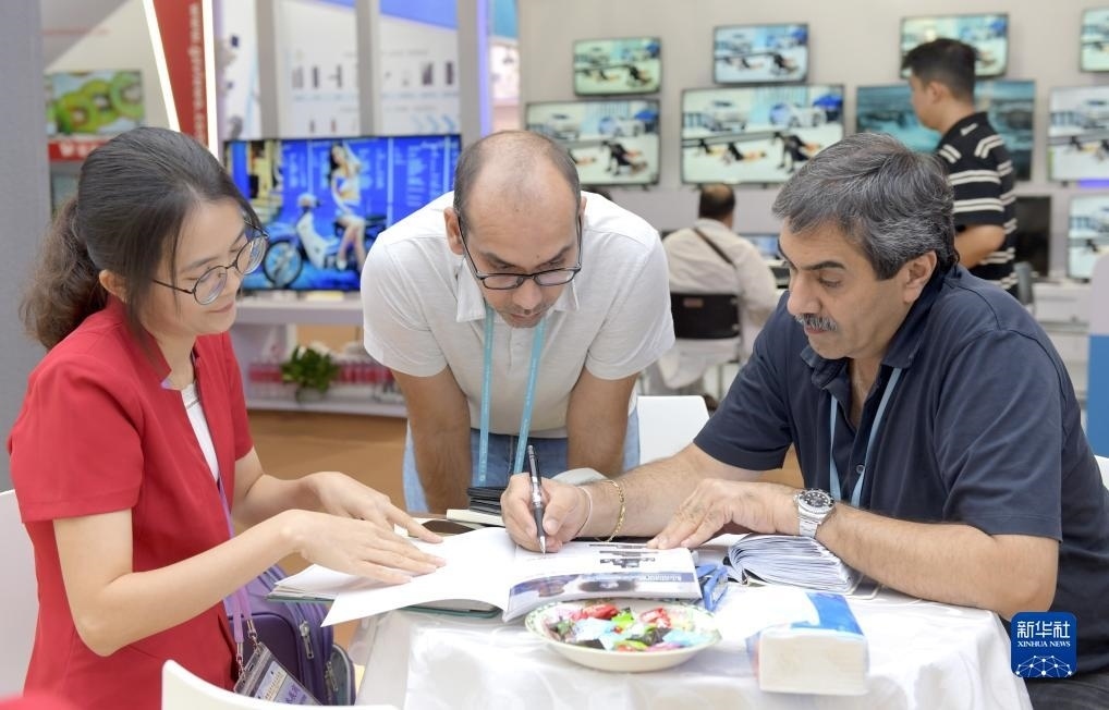 10月15日，客商在廣交會上洽談業(yè)務(wù)。新華社記者 盧漢欣 攝