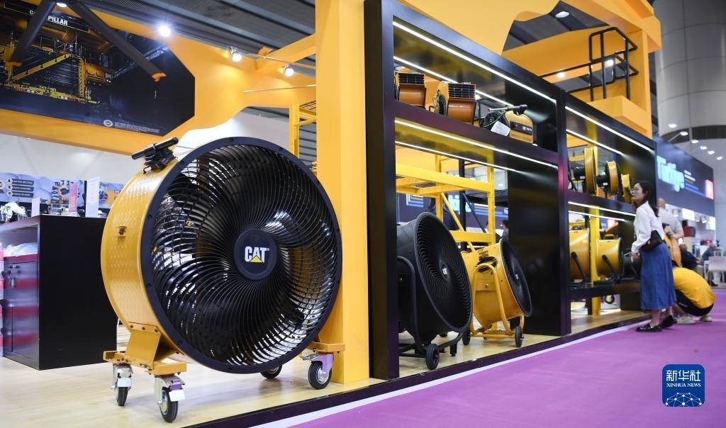 10月15日，參觀者在了解一家美國參展商的產(chǎn)品。新華社記者 鄧華 攝