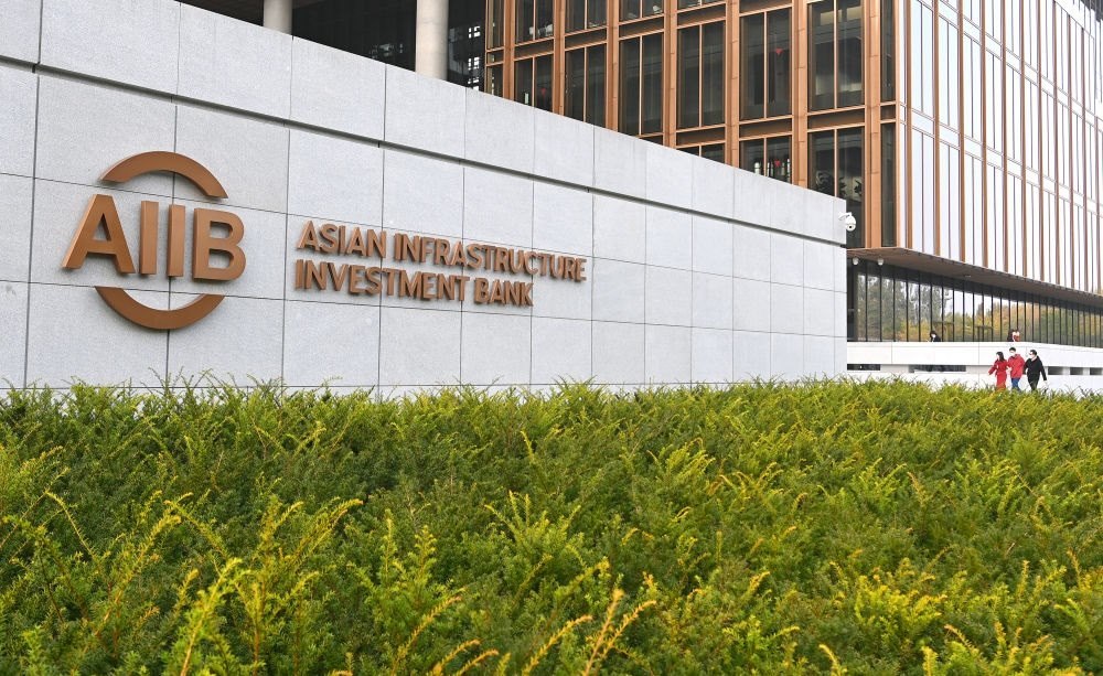 這是亞洲基礎(chǔ)設(shè)施投資銀行（亞投行）標(biāo)志（2021年10月25日攝）。新華社記者 李賀 攝