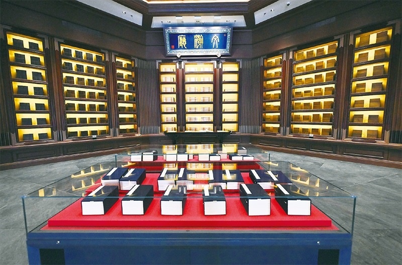 建設(shè)中國國家版本館，是以習(xí)近平同志為核心的黨中央作出的重大決策，是文明大國建設(shè)的基礎(chǔ)工程，是功在當(dāng)代、利在千秋的標(biāo)志性文化工程，充分體現(xiàn)了我們黨傳承發(fā)展中華文化的高度自覺、汲取歷史智慧更好走向未來的歷史主動。圖為2023年5月拍攝的中國國家版本館中央總館文瀚廳。 新華社發(fā)