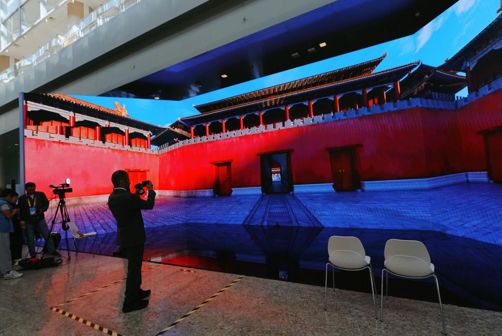 位于新聞中心的科技文化互動展示區(qū)。人民網記者 許維娜攝