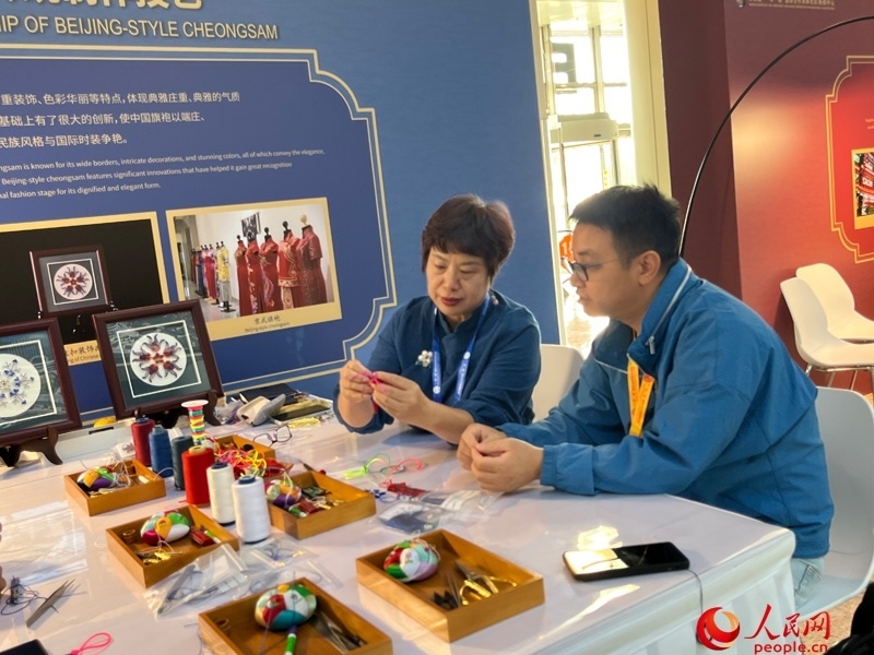 記者在新聞中心非遺傳承人展區(qū)進行體驗。人民網記者 杜燕飛攝