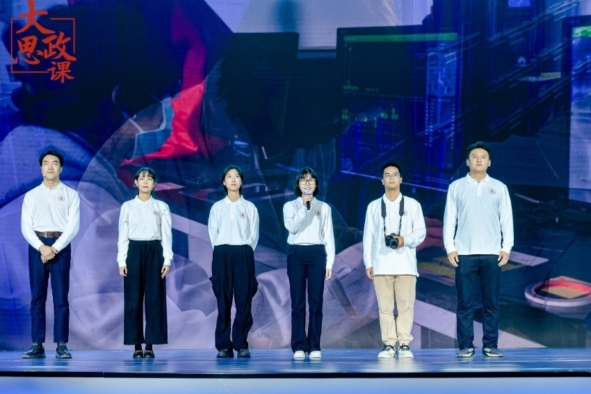 四川大學(xué)三星堆遺址考古隊隊長、考古文博學(xué)院教授黎海超和四川大學(xué)三星堆遺址考古隊隊員們