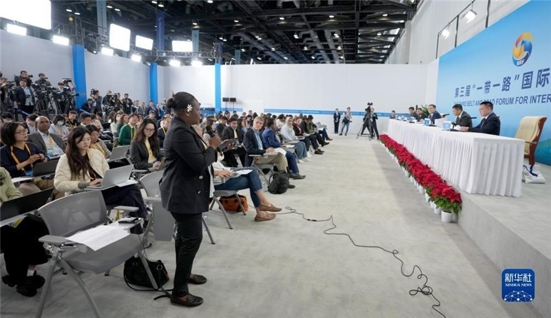 10月16日，第三屆“一帶一路”國際合作高峰論壇新聞中心在北京國家會(huì)議中心舉行首場吹風(fēng)會(huì)，邀請自然資源部國際合作司和相關(guān)單位負(fù)責(zé)人介紹有關(guān)情況，并回答記者提問。新華社記者 王毓國攝