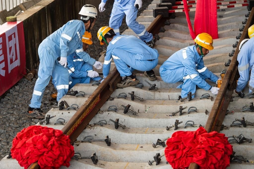 3月31日，在印度尼西亞雅加達(dá)雅萬(wàn)高鐵哈利姆車(chē)站，工人鋪設(shè)雅萬(wàn)高鐵全線(xiàn)最后一根鋼軌。