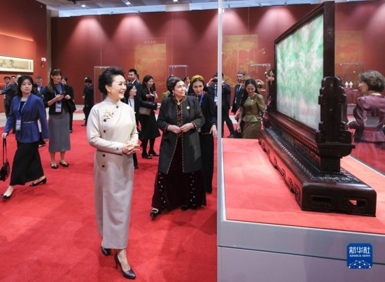  10月18日上午，國家主席習(xí)近平夫人彭麗媛邀請出席第三屆“一帶一路”國際合作高峰論壇的外方領(lǐng)導(dǎo)人夫人參觀中國工藝美術(shù)館（中國非物質(zhì)文化遺產(chǎn)館）。這是彭麗媛同外方領(lǐng)導(dǎo)人夫人參觀展品。新華社記者 丁林 攝
