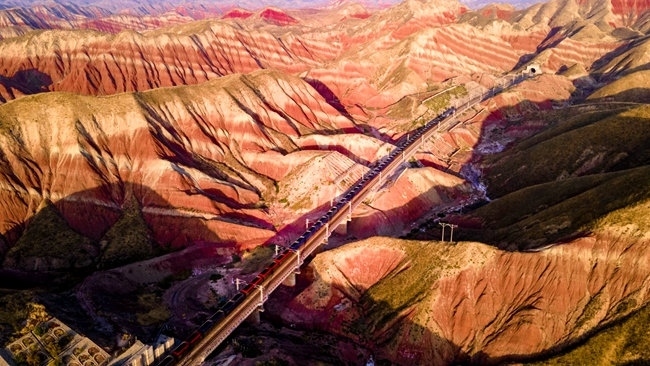 穿越丹霞地貌的火車。蘭州局集團(tuán)公司融媒體中心供圖