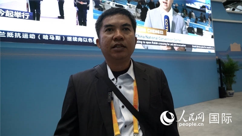 印尼《辛加朗綜合日?qǐng)?bào)》記者班邦·蘇利斯提奧（Bambang Sulistio）與記者交談。人民網(wǎng) 楊春燕攝