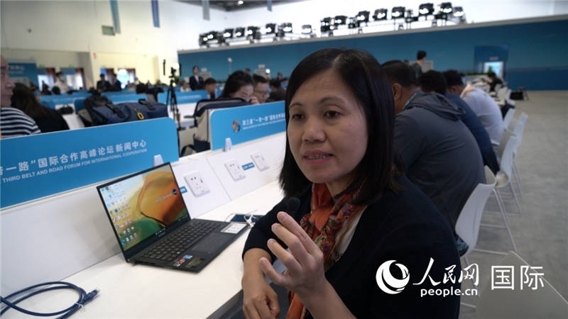 越南之聲廣播電臺(tái)記者胡鴻行（音譯，H? H?ng H?nh）與記者交談。人民網(wǎng) 楊春燕攝