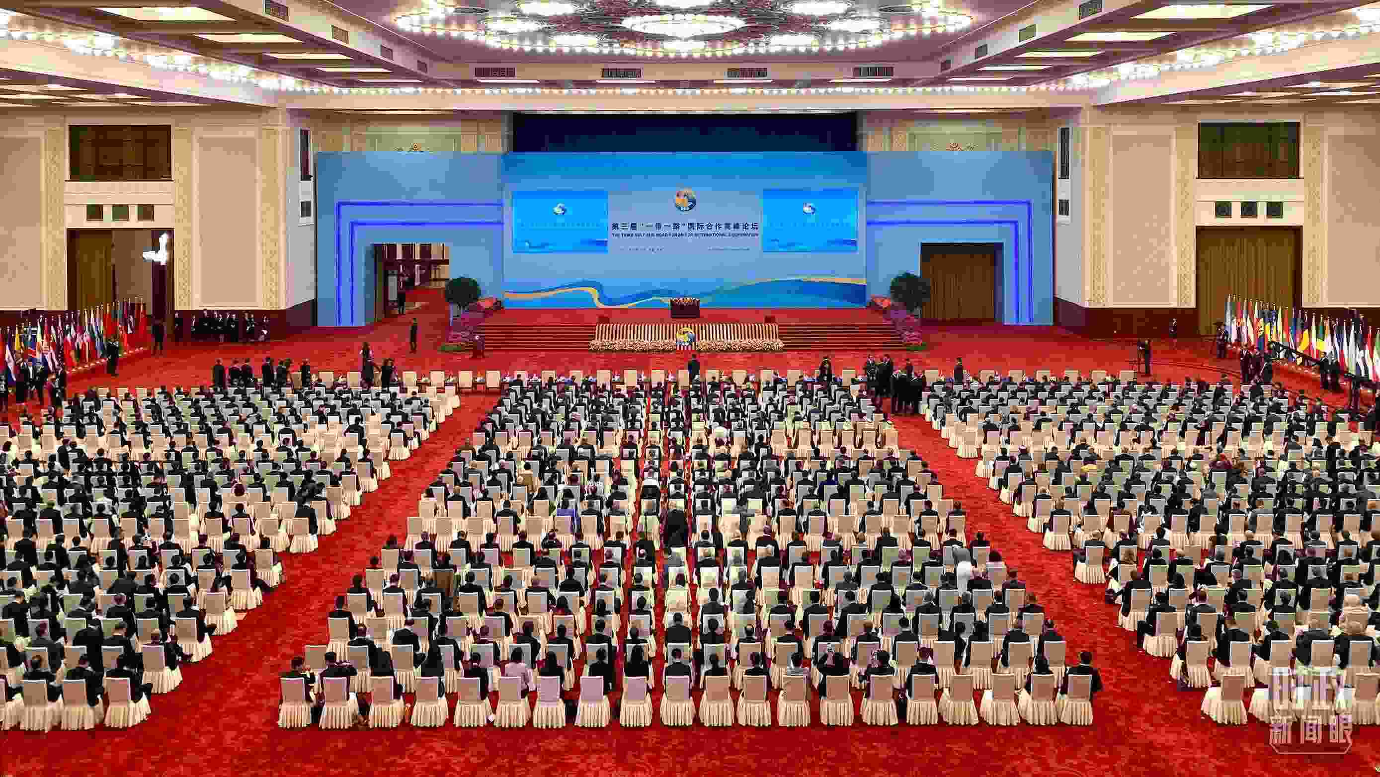 △人民大會堂宴會廳。這是開幕式之前的現(xiàn)場。（總臺央視記者李增仁拍攝）