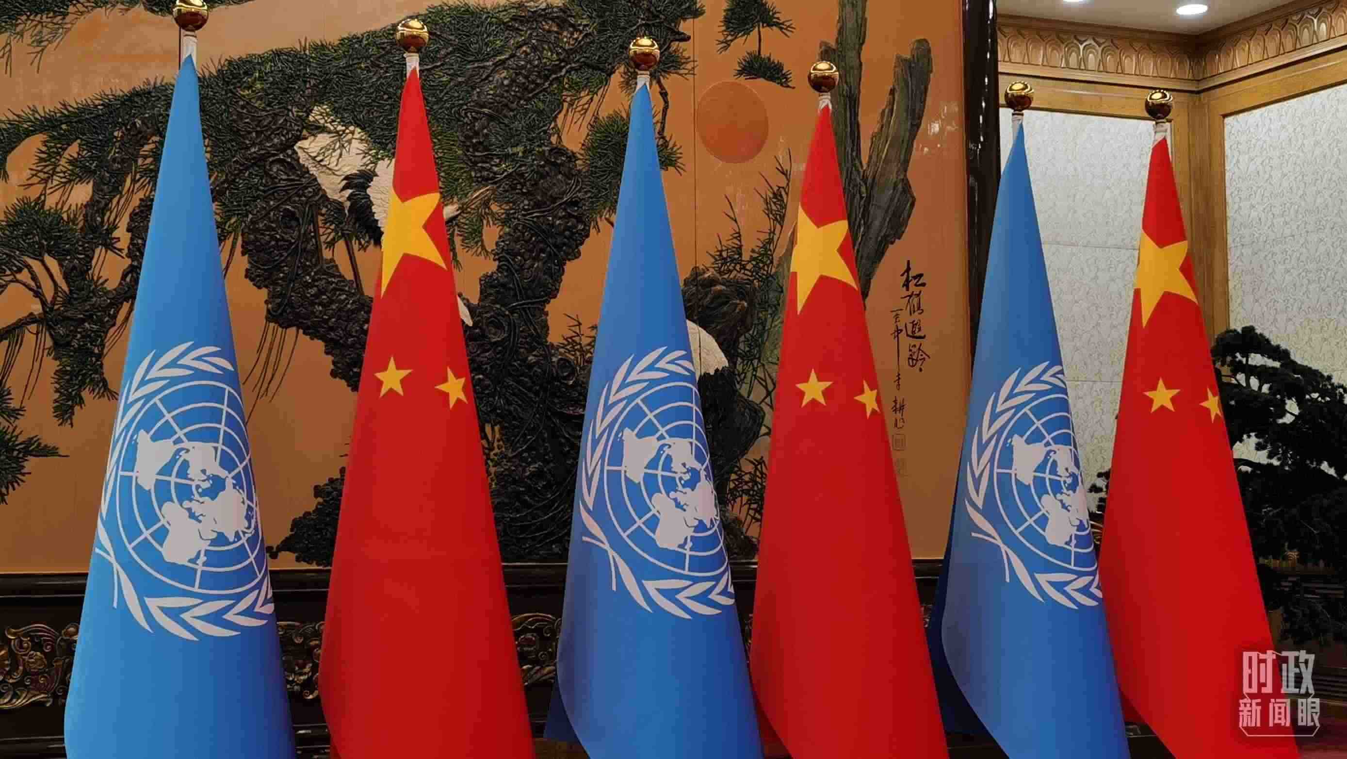 △會見現(xiàn)場的中國國旗和聯(lián)合國旗。（總臺央視記者郭鴻拍攝）