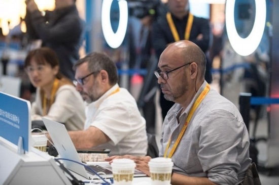 10月17日，記者在“一帶一路”國際合作高峰論壇新聞中心工作。新華社記者 張豪夫 攝