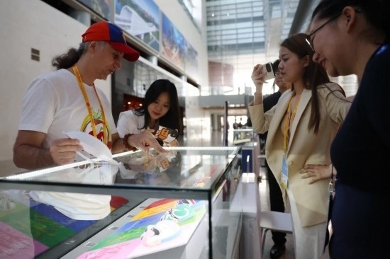 10月16日，參會記者在“一帶一路”國際合作高峰論壇新聞中心參觀展示的中國非物質(zhì)文化遺產(chǎn)展品。新華社記者 陳斌 攝