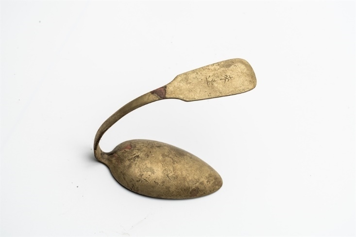 鏨刻“來遠”的湯勺。國家文物局供圖