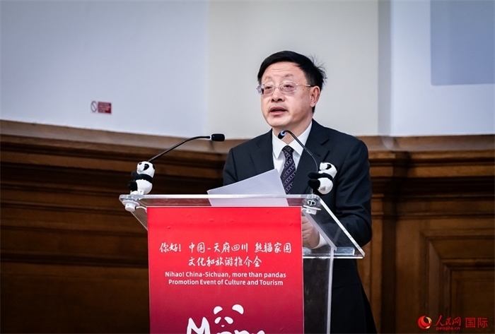 四川省文化和旅游廳廳長(zhǎng)戴允康作文化旅游推介。人民網(wǎng) 郭錦標(biāo)攝