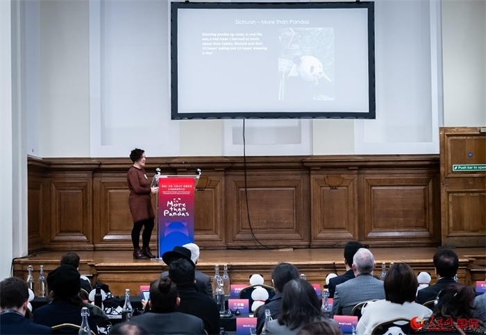 英國(guó)旅游達(dá)人瑪麗亞·拉莫爾作來(lái)川游歷主題分享。人民網(wǎng) 郭錦標(biāo)攝
