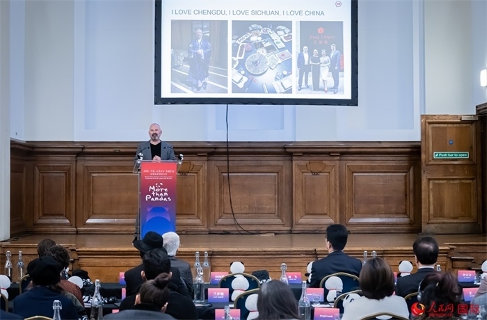 英國(guó)群英創(chuàng)意全球首席執(zhí)行官杰米·撒杰特在現(xiàn)場(chǎng)發(fā)言，分享如何進(jìn)一步提升四川旅游的國(guó)際影響力、吸引更多的英國(guó)游客。人民網(wǎng) 郭錦標(biāo)攝