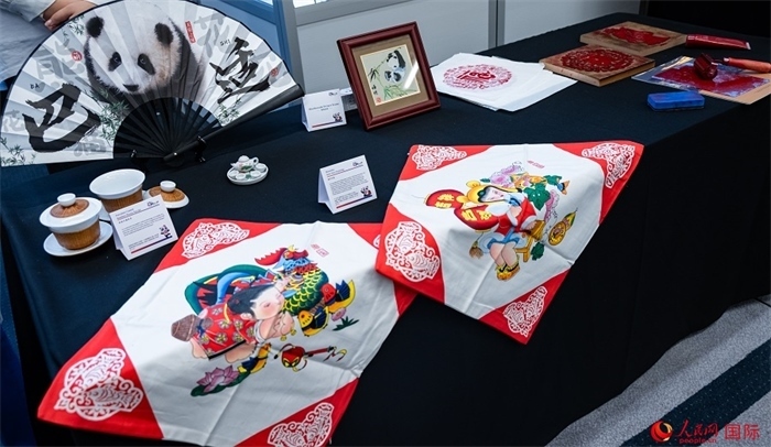 活動(dòng)現(xiàn)場(chǎng)的現(xiàn)場(chǎng)文創(chuàng)展、互動(dòng)體驗(yàn)區(qū)、非遺區(qū)展示。人民網(wǎng) 郭錦標(biāo)攝