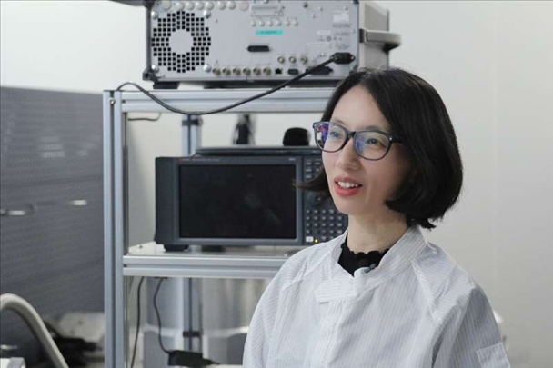 李婧在中國科學(xué)院紫金山天文臺(tái)毫米波和亞毫米波技術(shù)實(shí)驗(yàn)室。（受訪者供圖）