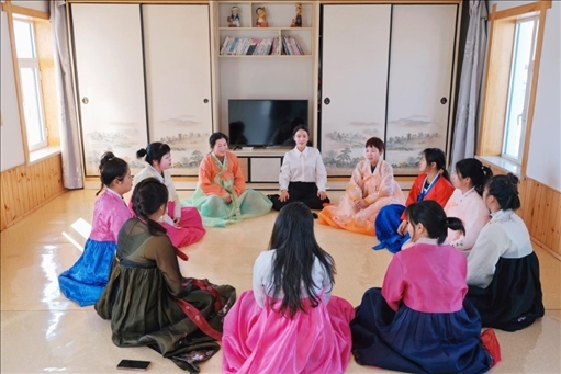 2023年6月，楊麗娜（后中）對(duì)擔(dān)任民宿管家的光東村村民們進(jìn)行標(biāo)準(zhǔn)化培訓(xùn)。（新華社記者金津秀攝）