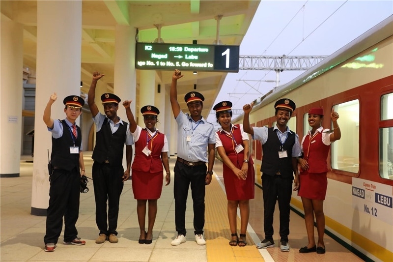 中埃員工組成的亞吉鐵路運(yùn)營(yíng)團(tuán)隊(duì)。 中國(guó)土木工程集團(tuán)有限公司供圖