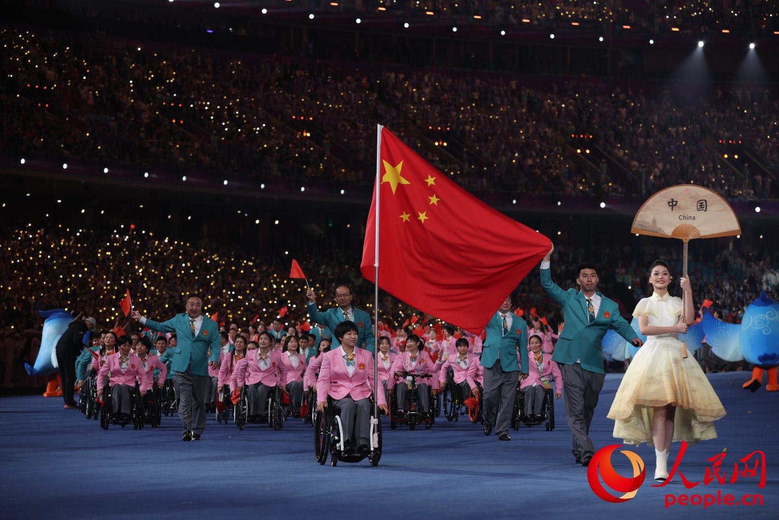 開幕式上，中國體育代表團(tuán)入場(chǎng)。人民網(wǎng) 周靜圓攝