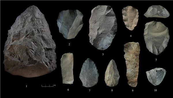 石制品 1.手斧 2、4、5.勒瓦婁哇石核（循環(huán)剝片法、優(yōu)先剝片法）3.勒瓦婁哇石葉石核 6.勒瓦婁哇石葉 7、8.勒瓦婁哇尖狀器 9.石葉 10.錐形石葉石核。中肯聯(lián)合考古隊供圖
