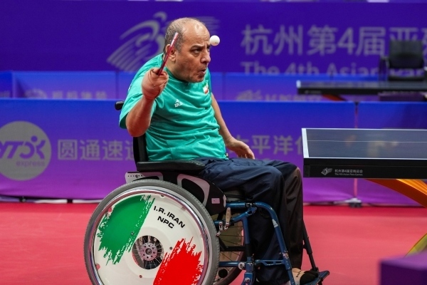 10月23日，杭州第4屆亞殘運會乒乓球男子單打Class2小組循環(huán)賽舉行。圖為伊朗隊選手哈?！ず嗁M尚在比賽中。圖片來源：杭州亞殘組委會