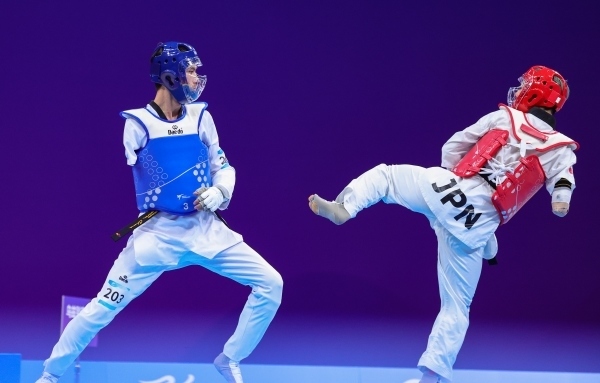 10月23日，杭州第4屆亞殘運會跆拳道男子K44級58公斤級銅牌賽舉行。圖為烏茲別克斯坦隊選手桑賈貝克·穆赫托羅夫(左)和日本隊選手阿渡健太在比賽中。圖片來源：杭州亞殘組委會