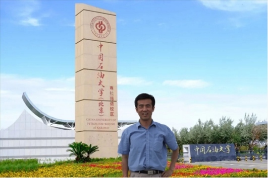 北京交通大學“銀齡教師”黃曉鳴。校方供圖