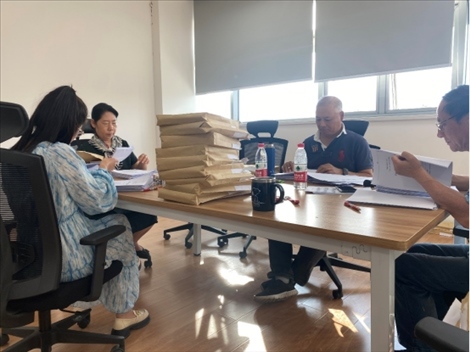 北京交通大學退休教師田立年與當?shù)貛熒谝黄?。校方供圖