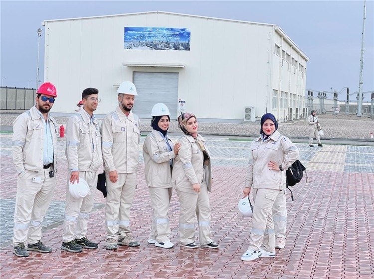 部分伊拉克員工合影。中國(guó)石油工程建設(shè)有限公司供圖