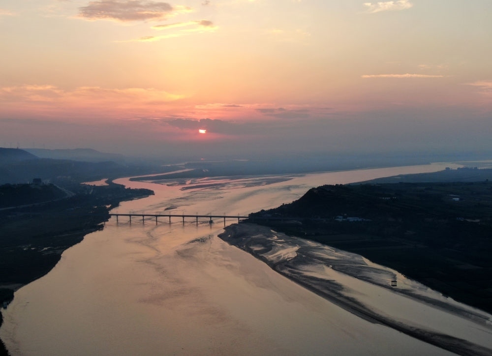  豫陜交界附近拍攝的黃河景色（2020年9月7日攝，無人機(jī)照片）。新華社記者 郝源 攝