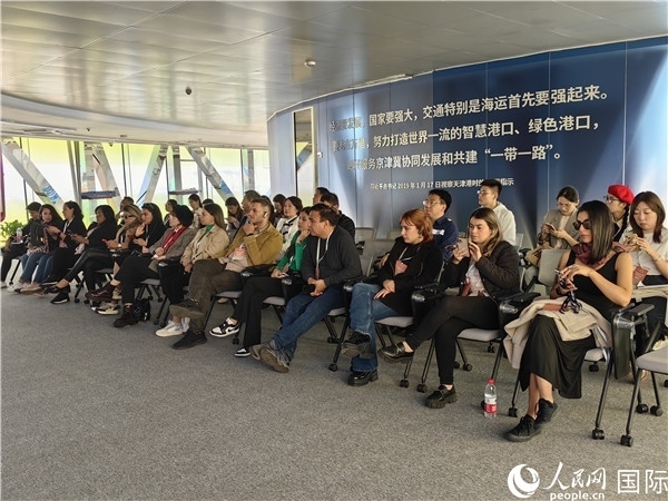 外媒記者探訪天津港北疆港區(qū)C段智能化集裝箱碼頭。人民網(wǎng)記者 符園園攝