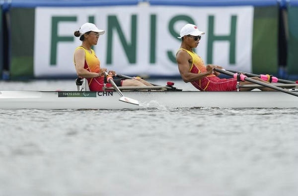 2021年8月29日，在東京殘奧會賽艇項目PR2級混合雙人雙槳決賽中，中國組合劉爽/蔣繼劍獲得銅牌。圖為劉爽（左）/蔣繼劍在比賽中。新華社記者 胡虎虎攝（資料圖）