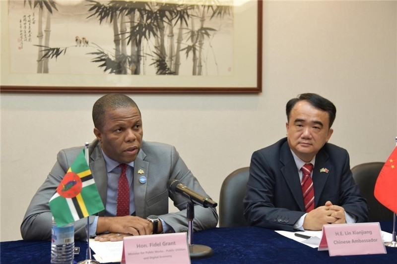 多公共工程部部長格蘭特（左一）向與會(huì)記者介紹赴華參會(huì)情況。駐多米尼克使館供圖